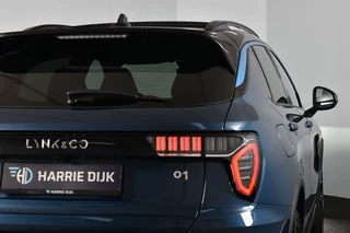 Lynk & Co 01 | 360 Camera | 7.4 kWh boordlader | Donkere hemel | S/K-panodak | Adapt. Cruise | Memory | Elek. klep | LM 20