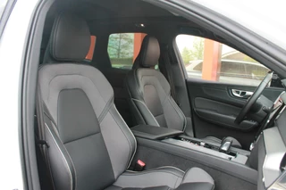 Volvo XC60 Volvo XC60 T6 Recharge AWD R-Design | Panoramadak | Parkeercamera | HUD | Pilot Assist | BLIS | Stoelverwarming | Trekhaak | Glossy Black | Keyless - afbeelding nr 24