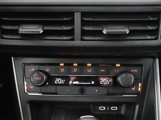 Volkswagen Polo Volkswagen Polo 1.0 TSI R-Line | Stoelverwarming | Camera |  Carplay | Climate control | Adaptive cruise | Full LED | Navigatie | Virtual Cockpit - afbeelding nr 12