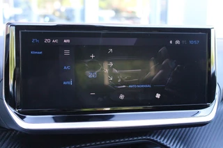 Peugeot 2008 Peugeot 2008 1.2 Hybrid 136PK AUTOMAAT ALLURE | NIEUWE AUTO! | KEYLESS ENTRY/START | PARKEERSENSOREN VOOR + ACHTER | 17