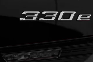 BMW 3 Serie BMW 3 Serie Touring 330e 292 PK xDrive High Executive M-Sport - Automaat | Dig. Cockpit | Cruise | Stoelverw. | PDC | 360 Camera | NAV + App. Connect | ECC | Elek. Klep | DAB | LM 18