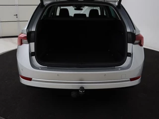 Škoda Octavia Skoda Octavia Combi 1.0 TSI Business Edition | Stoelverwarming |  Trekhaak | Adaptive cruise | Elektrische achterklep | Carplay | Sfeerverlichting - afbeelding nr 10