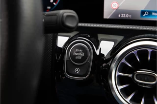 Mercedes-Benz CLA Mercedes-Benz CLA 180 AMG Widescreen, Sfeerverlichting, Camera, 19