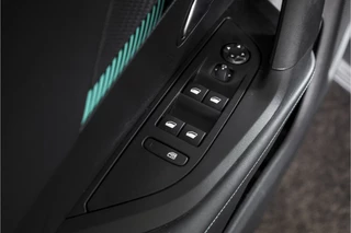 Peugeot 2008 Peugeot 2008 1.2 PureTech Allure Pack 130 PK - Automaat | Dig. Cockpit | PDC | Camera | NAV + App, Connect | ECC | DAB | LM 17