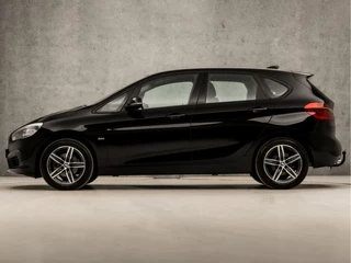 BMW 2 Serie Automaat (NAVIGATIE, CLIMATE, PARKEERSENSOREN, LED KOPLAMPEN, SPORTSTOELEN, CRUISE, TREKHAAK, ELEK ACHTERKLEP, NIEUWSTAAT) - afbeelding nr 2