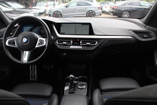 BMW 1 Serie BMW 1 Serie 118i Executive Ed. M Sport / Navigatie / Half leder / 19'' / Sportstoelen / Blackpack / Dakspoiler / Stoelverwarming / Cruise Control / Getint glas - afbeelding nr 2