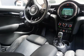MINI Cooper MINI Cooper Mini 1.5 Pepper | NL AUTO | HUD | Sportinterieur (leer/ stof/ stoelverwarming) | Apple Carplay | Sfeerverlichting | 17inch | LED pakket | Keyless GO/ ENTRY | DUAL ZONE CLIMATE | Bonnet Stripes | Zwart dak | Front- achterspoiler - afbeelding nr 17
