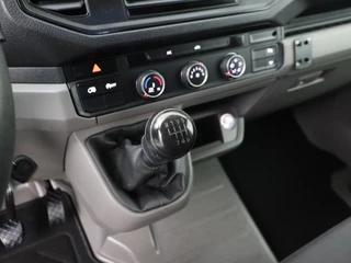 Volkswagen Crafter Volkswagen Crafter 2.0TDI 140PK L3H3 | 3000Kg Trekhaak Afneembaar | Camera | Airco | Betimmering | 3-Persoons - afbeelding nr 15
