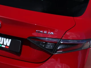 Alfa Romeo Giulia Alfa Romeo Giulia 2.0 Turbo 280 PK Competizione Q4 AWD | Harman | Veloce | 19