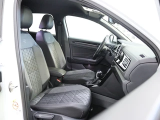 Volkswagen T-Roc Volkswagen T-Roc 1.5 TSI R-Line | Parkeersensoren | Stoelverwarming | Carplay | - afbeelding nr 19