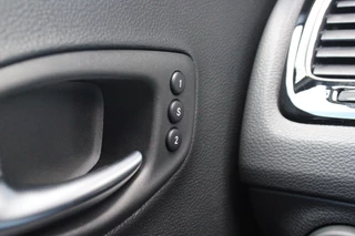 Jeep Compass Jeep Compass 1.4 140PK MultiAir LIMITED | AFNEEMBARE TREKHAAK | ELEKTRISCH BEDIENBARE STOELEN MET GEHEUGENFUNCTIE | LEDEREN BEKLEDING | NAVIGATIE | KEYLESS ENTRY/START | CRUISE CONTROL | DAB+ RADIO | ACHTERUITRIJ CAMERA | DODEHOEK DETECTIE | BEATS AUDIO SYSTEM | CLIMATE CONTROL | - afbeelding nr 45