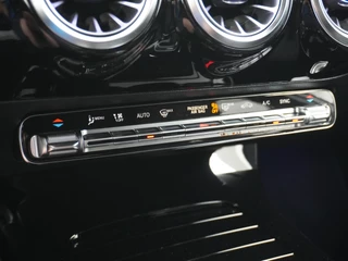 Mercedes-Benz A-Klasse Mercedes-Benz A-Klasse A180 AMG // Multibeam LED // Sfeerverlichting // Adaptief Onderstel // 19
