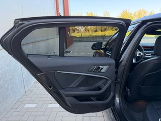 BMW 1 Serie BMW 1-serie 120i High Executive M-Sportpakket|Pano|Trekhaak| - afbeelding nr 45