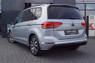 Volkswagen Touran Volkswagen Touran 1.5 TSI DSG R-Line Black st/ 7Pers./Panodak /trekhaak wegkl./ACC - afbeelding nr 2