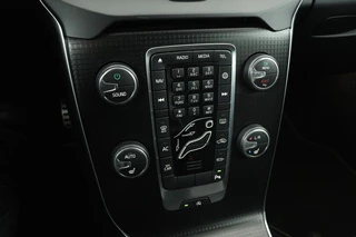Volvo V40 Volvo V40 2.0 T4 Sport | Stoelverwarming | Camera |  Full LED | Leder/Alcantara | Navigatie | 19'' | Climate control | Bluetooth | PDC | Cruise control | R Design - afbeelding nr 14