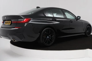 BMW 3 Serie BMW 3-serie 320i High Executive Edition (PARKEERSENSOREN, STOELVERWARMING, LEER, NAVIGATIE, NL-AUTO) - afbeelding nr 9