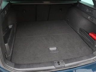 Volkswagen Passat Volkswagen Passat 1.4 TSI PHEV GTE | Panoramadak | Stoelverwarming |  Trekhaak | Side Assist | Camera | Carplay | Adaptive cruise | Park Assist | Matrix LED | Massage - afbeelding nr 14