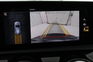 Mercedes-Benz A-Klasse Mercedes-Benz A-klasse 200 AMG | Panoramadak | Carplay |  Stoelverwarming | Keyless | Leder/Alcantara | Camera | Sfeerverlichting | Widescreen | Full LED - afbeelding nr 17