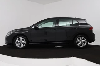 Volkswagen Golf Volkswagen Golf 1.0 TSI Life (PARKEERSENSOREN, CAMERA, SFEER, CRUISE CONTROL ADAPTIEF, PARKEERSENSOREN, NAVIGATIE, NL-AUTO) - afbeelding nr 2