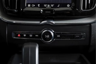 Volvo XC60 Volvo XC60 2.0 T6 Plug-in hybrid AWD Plus Dark | S/K-Panodak | Dig. Cockpit | Adapt. Cruise | Memory Stoelen | Elek. Klep | Stoel-+stuurverw. | 360 Camera | Harman/Kardon | NAV+App. Connect | LM 19