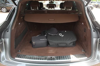 Porsche Cayenne Porsche Cayenne 3.0 E-Hybrid / Trekhaak / 360Camera / Burmester / Sportdesign / Sportchrono / Softclose / 21'' / Luchtvering / Keyless / Stuurverwarming / Matrix LED / DAB - afbeelding nr 16