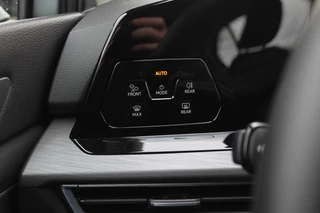 Volkswagen Golf Volkswagen Golf 1.5 eTSI Style / Camera / Head-up / Virtual Cockpit / Leder&Alcantara / 17'' / Keyless / ACC / DAB / Full LED / Stoelverwarming - afbeelding nr 31