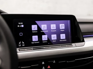 Volkswagen Golf Volkswagen Golf Variant 1.0 TSI Luxury Sport (APPLE CARPLAY, GROOT NAVI, SFEERVERLICHTING, STUUR/STOELVERWARMING, SPORTSTOELEN, KEYLESS, PARKEERSENSOREN, NIEUWSTAAT) - afbeelding nr 24
