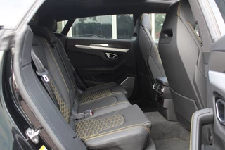 Lamborghini Urus Lamborghini Urus 4.0 V8 / NL Auto! / Full Carbon / Keramisch / B&O / Pano / 360Camera / Head-up / 23'' / Stoelventilatie / Massage - afbeelding nr 12