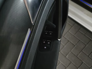 Volkswagen Golf Volkswagen Golf 1.4 TSI PHEV GTE / Dealer Onderhouden / Stoelverwarming / LED Koplampen - afbeelding nr 10