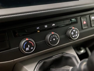 Volkswagen Transporter Volkswagen Transporter Kombi 2.0 TDI L1H1 Comfortline 9 Persoons (APPLE CARPLAY, TREKHAAK, PARKEERSENSOREN, GETINT GLAS, ELEK RAMEN, NIEUWE APK, NIEUWSTAAT) - afbeelding nr 9