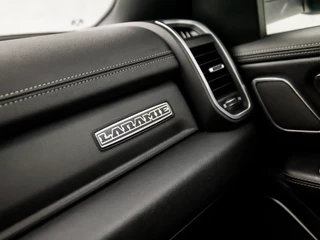 Dodge Ram 1500 Dodge Ram 1500 5.7 V8 4x4 Crew Cab Laramie 402Pk Automaat (PANORAMADAK, LUCHTVERING, GROOT NAVI, STOELKOELING, MEMORY SEATS, HARMAN/KARDON, TREKHAAK, STOELVERWARMING ACHTER, APPLE CARPLAY, NIEUWSTAAT) - afbeelding nr 28