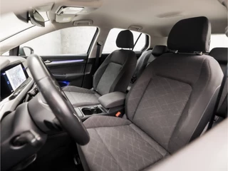 Volkswagen Golf Volkswagen Golf 1.0 eTSI Sport Automaat (APPLE CARPLAY, GROOT NAVI, KEYLESS, SFEERVERLICHTING, SPORTSTOELEN, LM VELGEN, PARKEERSENSOREN, ADAPTIVE CRUISE, NIEUWSTAAT) - afbeelding nr 14