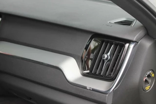 Volvo XC60 Volvo XC60 T6 Recharge AWD R-Design | Panoramadak | Parkeercamera | HUD | Pilot Assist | BLIS | Stoelverwarming | Trekhaak | Glossy Black | Keyless - afbeelding nr 40