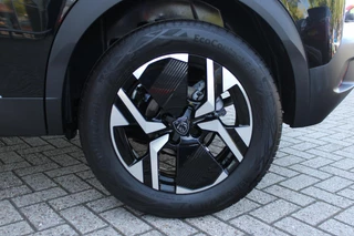 Peugeot 2008 Peugeot 2008 1.2 Hybrid 136PK AUTOMAAT ALLURE | NIEUWE AUTO! | KEYLESS ENTRY/START | PARKEERSENSOREN VOOR + ACHTER | 17