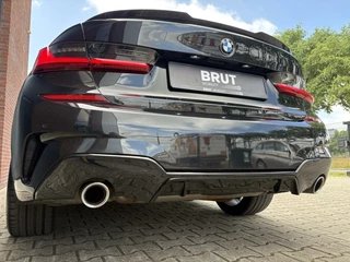 BMW 3 Serie BMW 3-serie 330i High Executive, M Pakket, Schuifdak, 19
