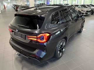 BMW iX3 TREKH, H&K Sound, MEM, 20-inch LMV ** € 22.900,= onder NP - BMW GAR t/m 04-2029 ** ** INFORMEER OOK NAAR ONZE AANTREKKELIJKE FINANCIAL-LEASE TARIEVEN ** - afbeelding nr 26