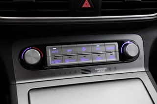 Hyundai Kona Hyundai Kona Electric Premium 64 kWh - Carplay, Camera, Leer, Stoelverw. - afbeelding nr 23