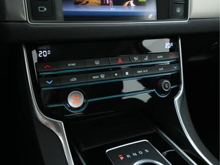 Jaguar XF Aut. *WINDSOR-FULL-LEATHER | BI-XENON | NAVI-FULLMAP | JAGUAR-AUDIO | CAMERA | COMFORT-SEATS | SHIFT-PADDLES | LANE-ASSIST | KEYLESS | HEATED-SEATS |  ECC | PDC | CRUISE | 18