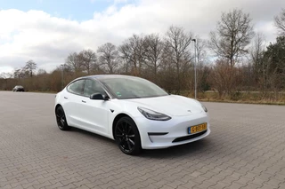 Tesla Model 3 Tesla Model 3 Long Range AWD 75 kWh black&white chrome delete uitstraling! autopilot dual motor stoelverwarming v+a panodak - afbeelding nr 2
