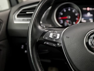 Volkswagen Tiguan Volkswagen Tiguan 1.5 TSI ACT Sportline Business 150Pk Automaat (PANORAMADAK, APPLE CARPLAY, GROOT NAVI, LED KOPLAMPEN, KEYLESS, LEDEREN SPORTSTOELEN, STOELVERWARMING, ADAPTIVE CRUISE, ELEK ACHTERKLEP, GETINT GLAS, NIEUWSTAAT) - afbeelding nr 19