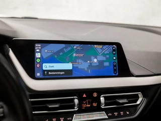 BMW 1 Serie Automaat (PANORAMADAK, M PAKKET, APPLE CARPLAY, GROOT NAVI, STOELVERWARMING, LEDEREN SPORTSTOELEN, CAMERA, GETINT GLAS, M SPORT BESTURING, SFEERVERLICHTING, NIEUWE APK, NIEUWSTAAT) - afbeelding nr 29
