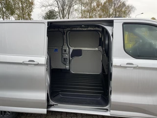 Ford Transit Custom Ford Transit Custom 320 2.0 TDCI L2H1 Limited SCI  170pk Automaat! | 5 jaar garantie |  17 inch velgen | Dubbele schuifdeur | Draadloos opladen | Reservewiel |  70L brandstoftank | Trekhaak - afbeelding nr 16