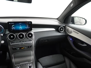 Mercedes-Benz GLC Mercedes-Benz GLC 300e AMG // Panoramadak // Burmester // 360 Camera // Keyless // Carbon // Sfeerverlichting // Carplay - afbeelding nr 19