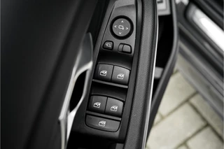 BMW 3 Serie BMW 3 Serie 318i M-Sport Shadow Individual Schuifdak HiFi 19