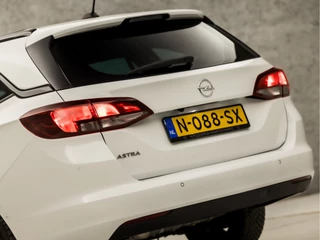 Opel Astra Opel Astra Sports Tourer 1.2 Design & Tech (APPLE CARPLAY, GROOT NAVI, CAMERA, ADAPTIVE CRUISE, LEDER, GETINT GLAS, SPORTSTOELEN, LED KOPLAMPEN, CRUISE, PARKEERSENSOREN, NIEUWE APK, NIEUWSTAAT) - afbeelding nr 11