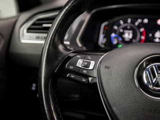 Volkswagen Tiguan Allspace Volkswagen Tiguan Allspace 1.5 TSI R-Line Sport 7 Persoons 150Pk Automaat (PANORAMADAK, VIRTUAL COCKPIT, APPLE CARPLAY, GROOT NAVI, CAMERA, SPORTSTOELEN, ZWART HEMEL, ADAPTIVE CRUISE, LED KOPLAMPEN, KEYLESS, NIEUWE APK, NIEUWSTAAT) - afbeelding nr 24