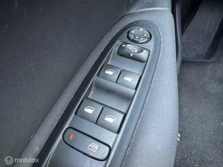 Citroën C4 Citroen C4 1.2 PureTech Feel 5 deurs  Navigatie , parkeerhulp voor en achter , Bleutooth , Climate - & Cruise controle , Trekhaak  1500kg trekgewicht .  1e eigenaar - afbeelding nr 27