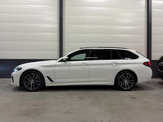 BMW 5 Serie PANO/HEAD-UP/ADAPTIVE-CHASSIS/ALCANTARA/CAMERA/LIVE-COCKPIT PRO/DAB/STANDKACHEL/SHADOW-LINE/18