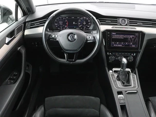 Volkswagen Passat Volkswagen Passat 1.4 TSI R Line | Trekhaak | 360 camera |  Stoelverwarming | Leder/Alcantara | Carplay | Adaptive cruise | Navigatie | Full LED | Virtual Cockpit - afbeelding nr 3