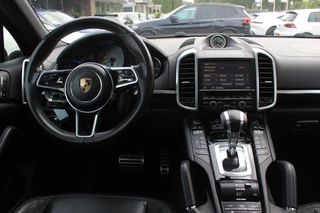 Porsche Cayenne Porsche Cayenne 3.0 S E-Hybrid / Panoramdak / Camera / 20'' / Luchtvering / Bose / Sportchrono / Stuurverwarming / Leder / Stoelverwarming / Cruise Control - afbeelding nr 9